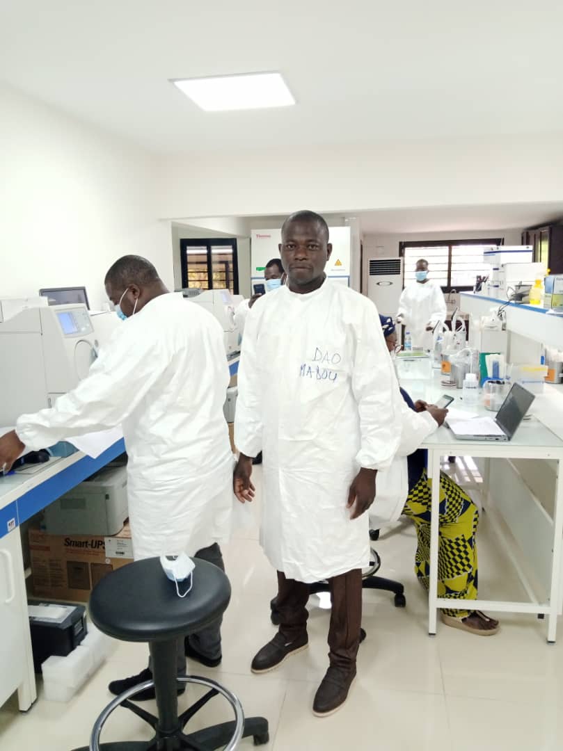 Jeunes chercheurs maliens en formation pratique dans un laboratoire de biotechnologie agricole